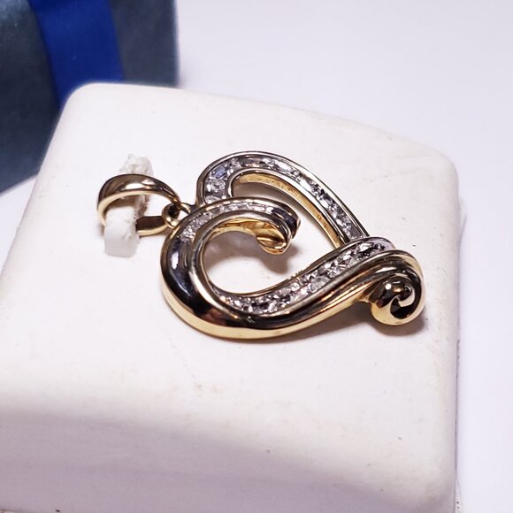 Estate .25ctw Natural Rd/Bag Diamond Polished 10Kt YG Open Folds Heart Pend22718 - Picture 2 of 6